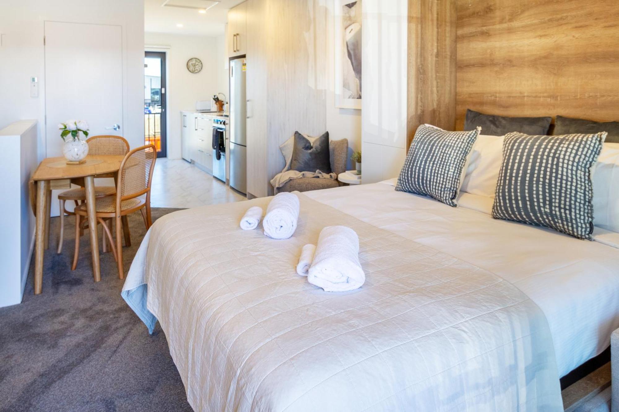 Explore From 8 Wilmer: Upper Level Cozy Studio ไครสต์เชิร์ช ภายนอก รูปภาพ