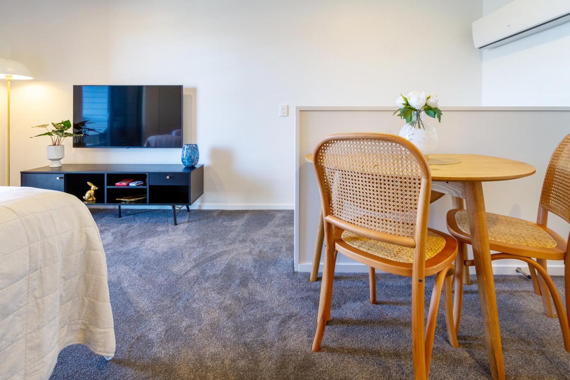 Explore From 8 Wilmer: Upper Level Cozy Studio ไครสต์เชิร์ช ภายนอก รูปภาพ